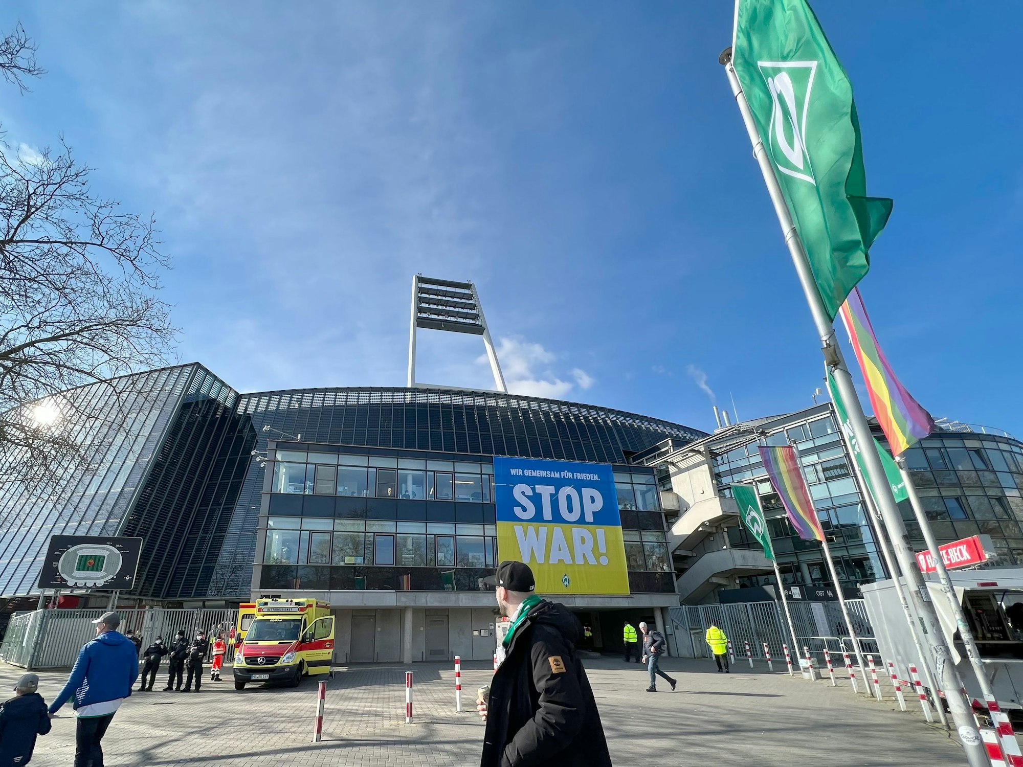Ein Banner mit der Aufschrift "Stop War" ist außen am Wohninvest-Weserstadion angebracht worden.