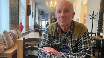 Reiner Nell, Bruder der 1989 ermordeten Petra Nell, sitzt am Tisch in einem Café