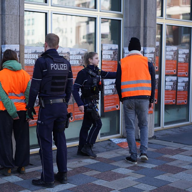 Polizisten beenden eine Protestaktion der „Letzten Generation“ am Kölner Rathaus.