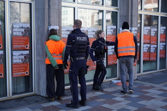 Polizisten beenden eine Protestaktion der „Letzten Generation“ am Kölner Rathaus.