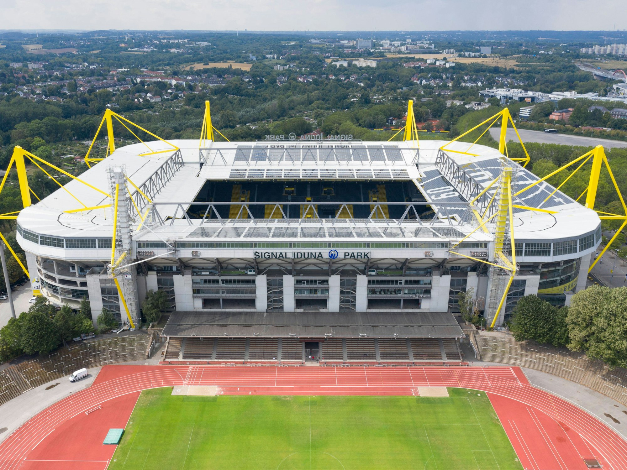 Außenansicht mit der Drohne vom Signal-Iduna-Park von Borussia Dortmund.