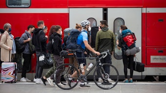 Fahrgäste steigen am Hauptbahnhof in Köln in ihren Zug ein (Archivfoto).