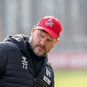 Steffen Baumgart steht beim Training des 1, FC Köln auf dem Rasen.