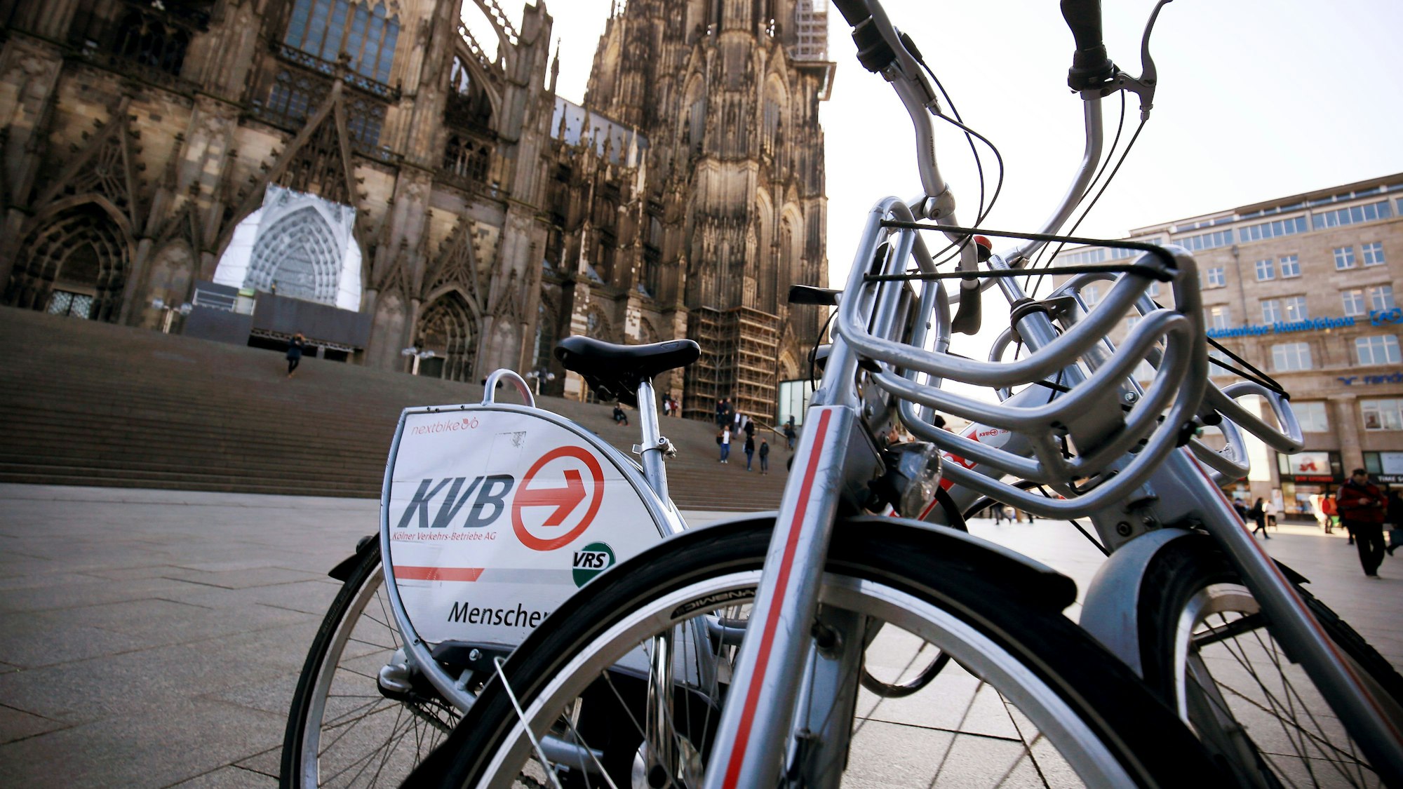 Ein Leihfahrrad der Kölner Verkehrs-Betriebe (KVB) steht vor dem Dom.