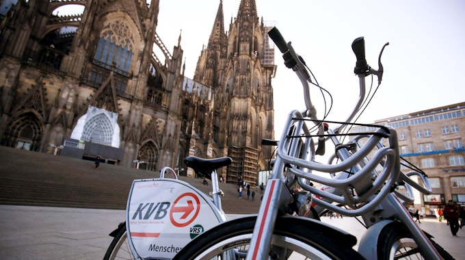 Ein Leihfahrrad der Kölner Verkehrs-Betriebe (KVB) steht vor dem Dom.&nbsp;