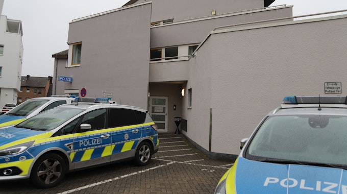 Die Polizeiwache in Troisdorf. Vor dem Gebäude stehen Wagen der Polizei.