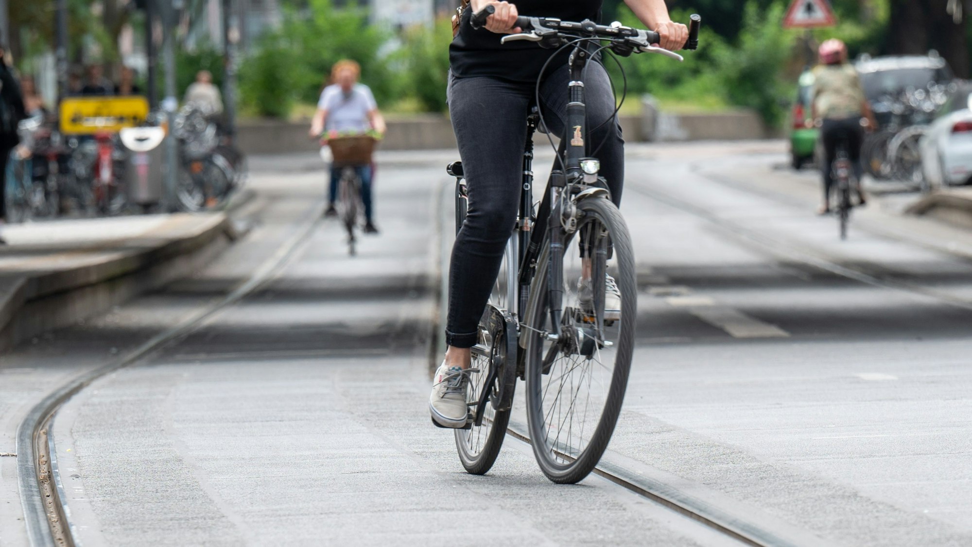 Eine Fahrradfahrerin auf der Zülpicher Straße zwischen Mensa und Zülpicher Wall.