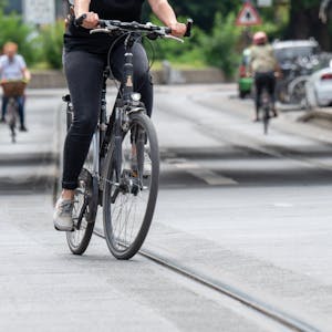 Eine Fahrradfahrerin auf der Zülpicher Straße zwischen Mensa und Zülpicher Wall.