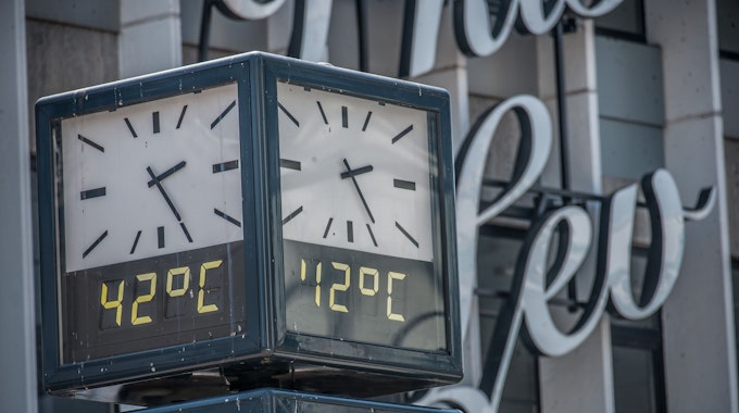 Hitze in der Leverkusener Innenstadt. Ein Thermometer zeigt 42°C.