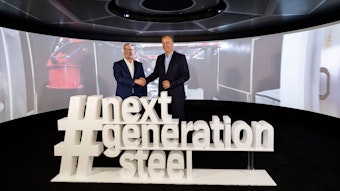 Bernhard Osburg (links), Vorstand der Thyssenkrupp Steel Europe AG, und Burkhard Dahmen, Vorstand der SMS-Group, bei der Vergabe des 1,8 Milliarden Euro Auftrags am Mittwoch in Duisburg.