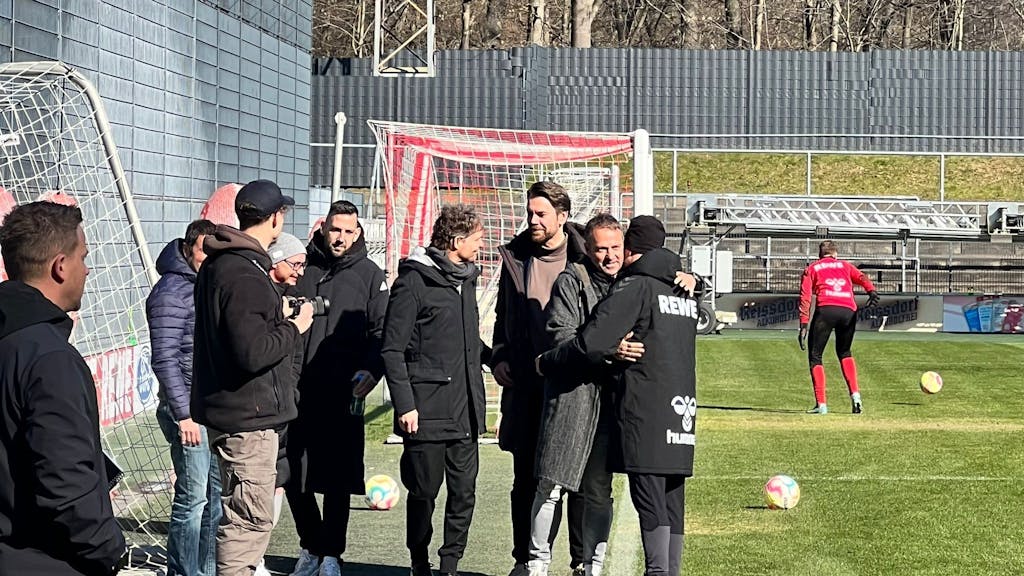 Zum Abschied umarmten sich Bundestrainer Hansi Flick und FC-Coach Steffen Baumgart, am Mitwoch (1. März 2023) am Geißbockheim.