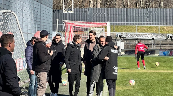 Zum Abschied umarmten sich Bundestrainer Hansi Flick und FC-Coach Steffen Baumgart, am Mitwoch (1. März 2023) am Geißbockheim.