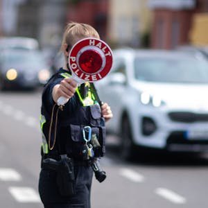 Die Euskirchener Polizei führt eine Verkehrskontrolle durch.
