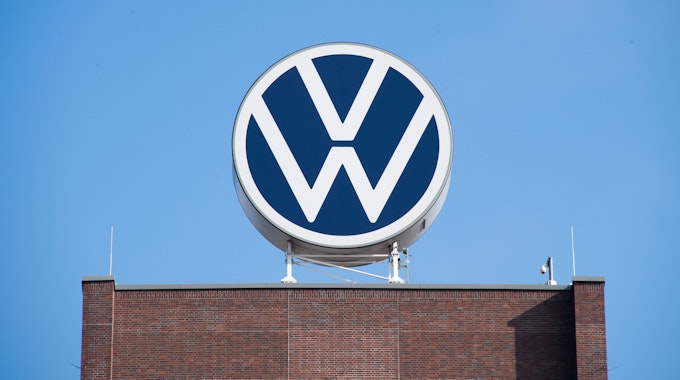 Das VW-Logo auf dem Markenhochhaus von Volkswagen auf dem Gelände vom VW-Werk Wolfsburg.