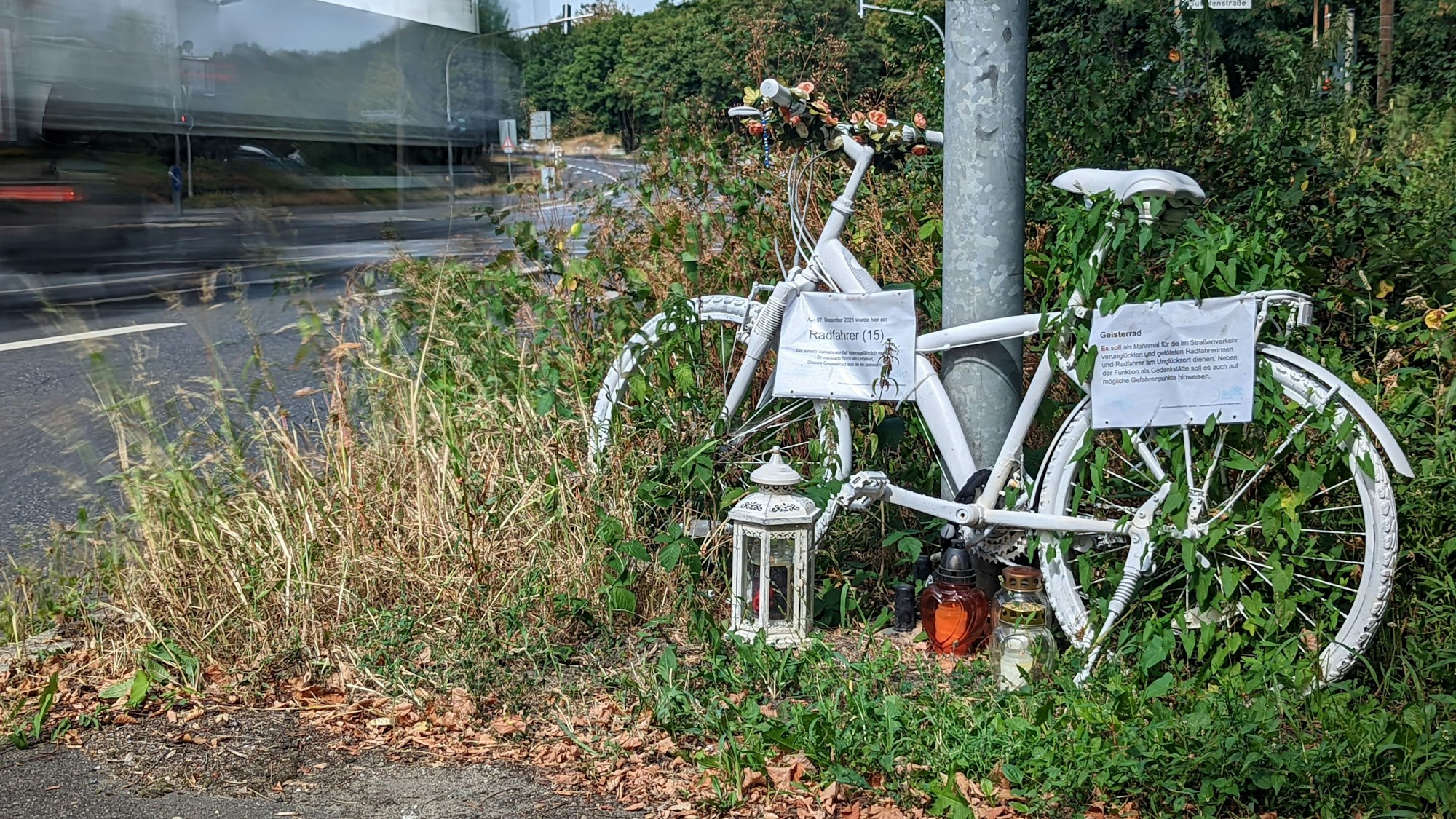 Ein weißes Fahrrad erinnert am Ort eines Verkehrsunfalls an einen toten Radfahrer. In Nordrhein-Westfalen sind 2022 wieder mehr Radfahrer bei Verkehrsunfällen getötet worden.