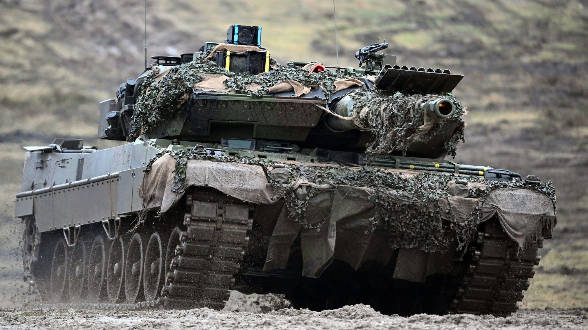 Ein Leopard 2A6 des Panzerbataillon 203 der Bundeswehr fährt über den Truppenübungsplatz Senne.