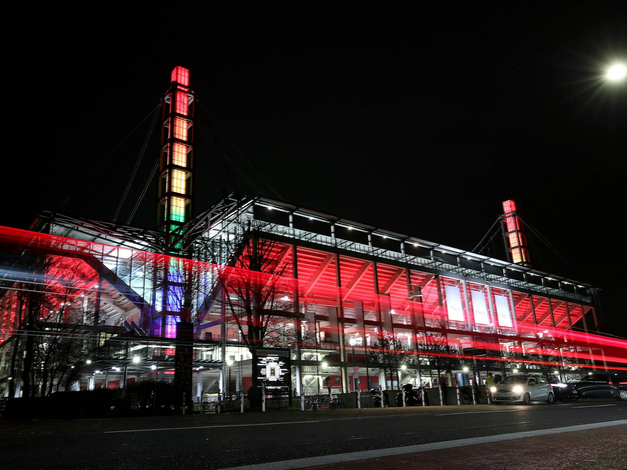 Die Heimat des 1. FC Köln wird rotweiß und in diesem Fall auch in Regenbogenfarben beleuchtet.