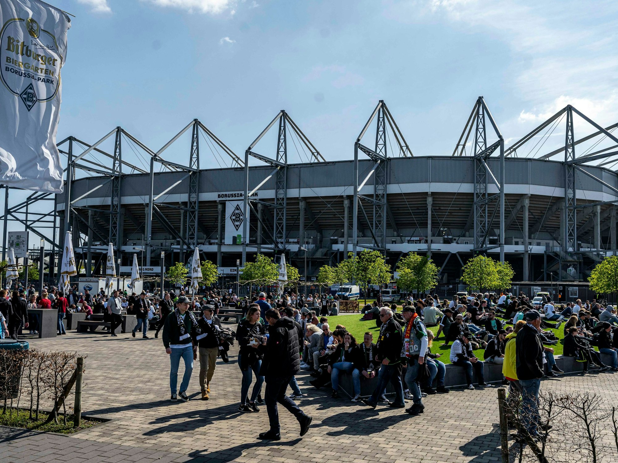 Fans von Mönchengladbach versammeln sich vor der Öffnung des Stadions.