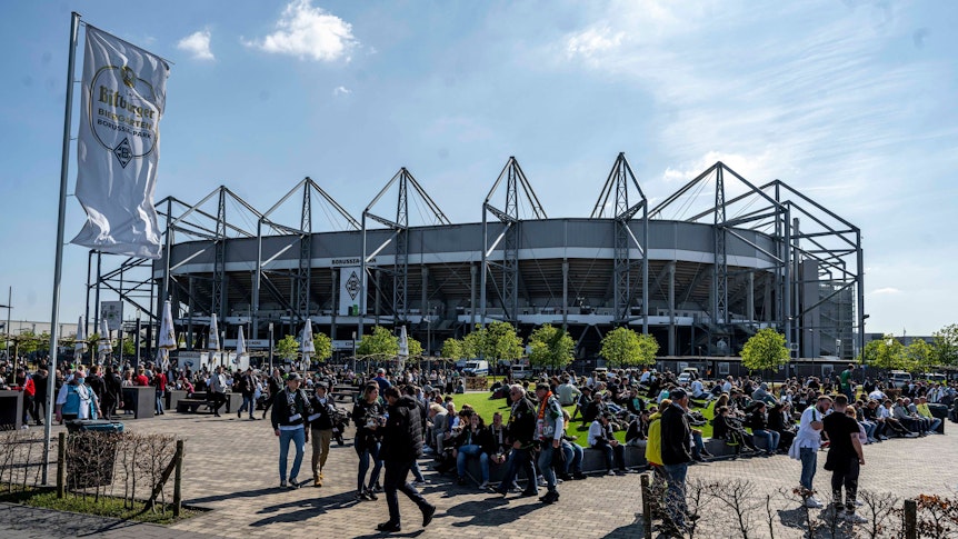 Der Bitburger-Biergarten hinter der Nordkurve des Stadions im Borussia-Park von Borussia Mönchengladbach. Dieses Symbolfoto stammt vom 16. April 2021.