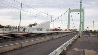 Das Bild zeigt die Mülheimer Brücke.