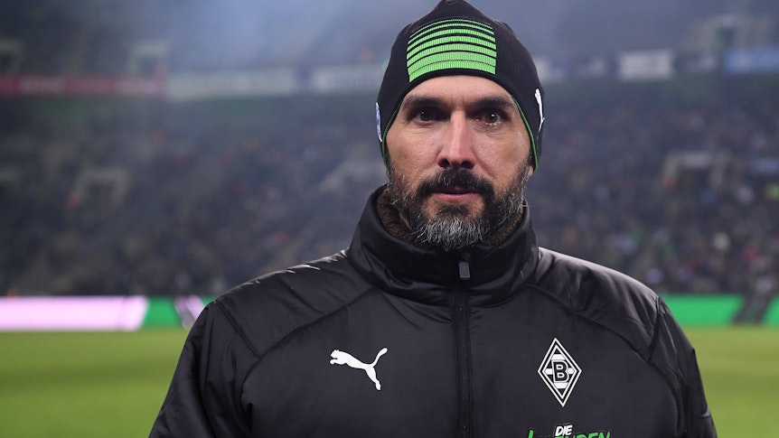 Martin Stranzl, ehemaliger Profi von Borussia Mönchengladbach, hier am 17. Dezember 2022 beim Legendenspiel im Borussia-Park, hat sich zu den schwankenden Leistungen seines Ex-Klubs geäußert – und Kritik geübt. Das Foto zeigt ihn in dicker Winterjacke und Mütze ernst in die Kamera schauend.