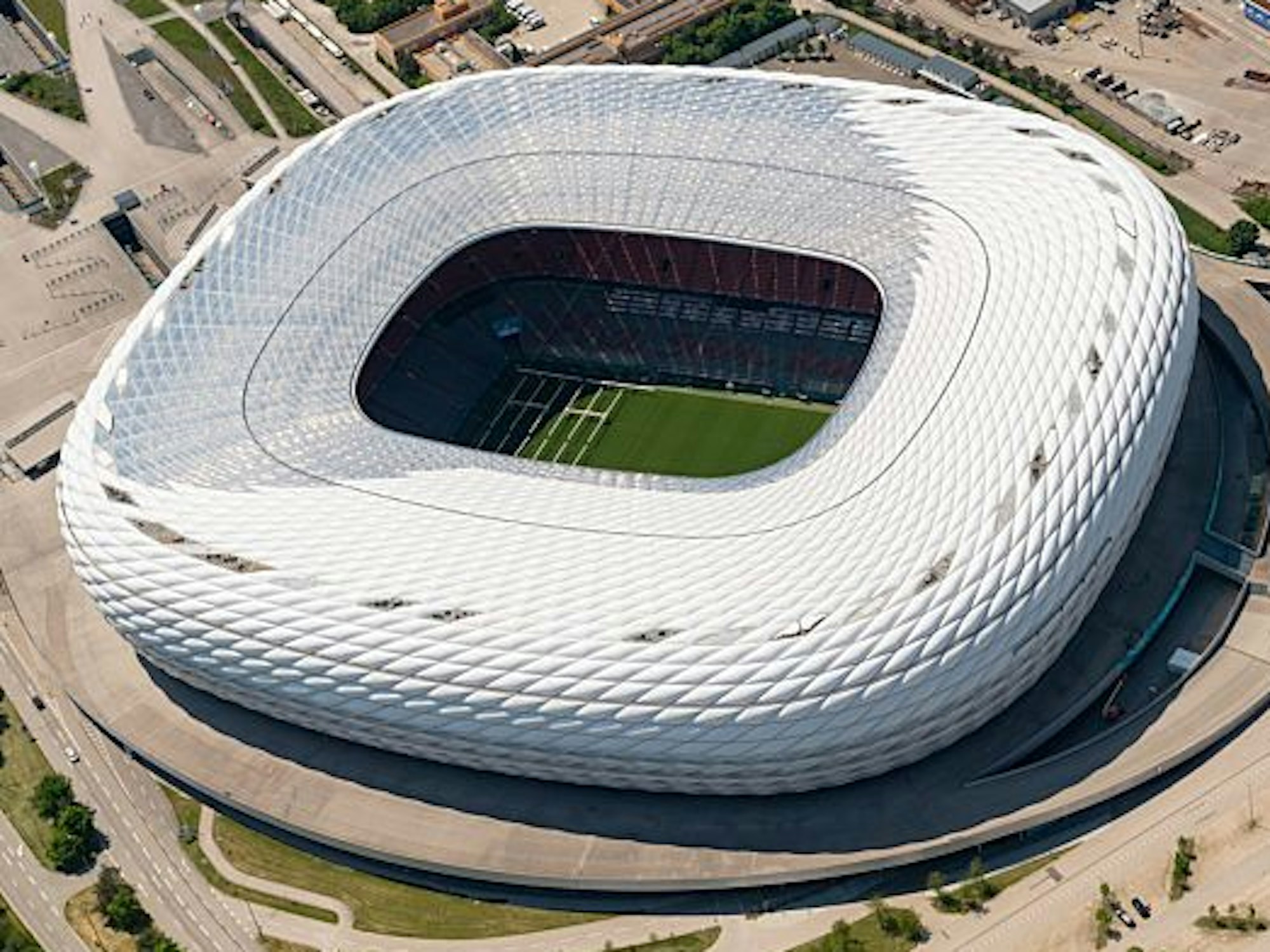 Die Allianz Arena aufgenommen aus einem Sportflugzeug.