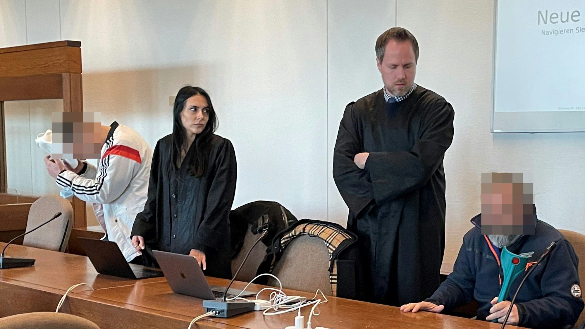 Die Verteidiger Pantea Farahzadi und Ingmar Rosentreter beim Prozessauftakt mit den angeklagten Vater und Sohn.