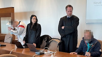 Die Angeklagten mit Verteidigerin Pantea Farahzadi und Verteidiger Ingmar Rosentreter beim Prozessauftakt im Kölner Landgericht.