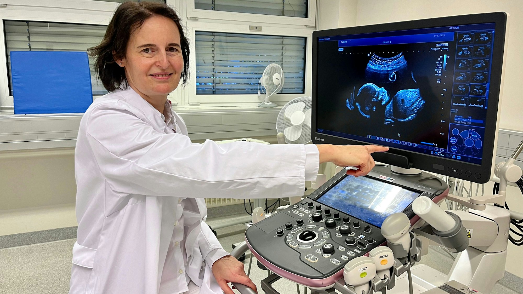 Pränataldiagnostikerin Otilia Geist vor einem hochauflösenden Ultraschall-Gerät