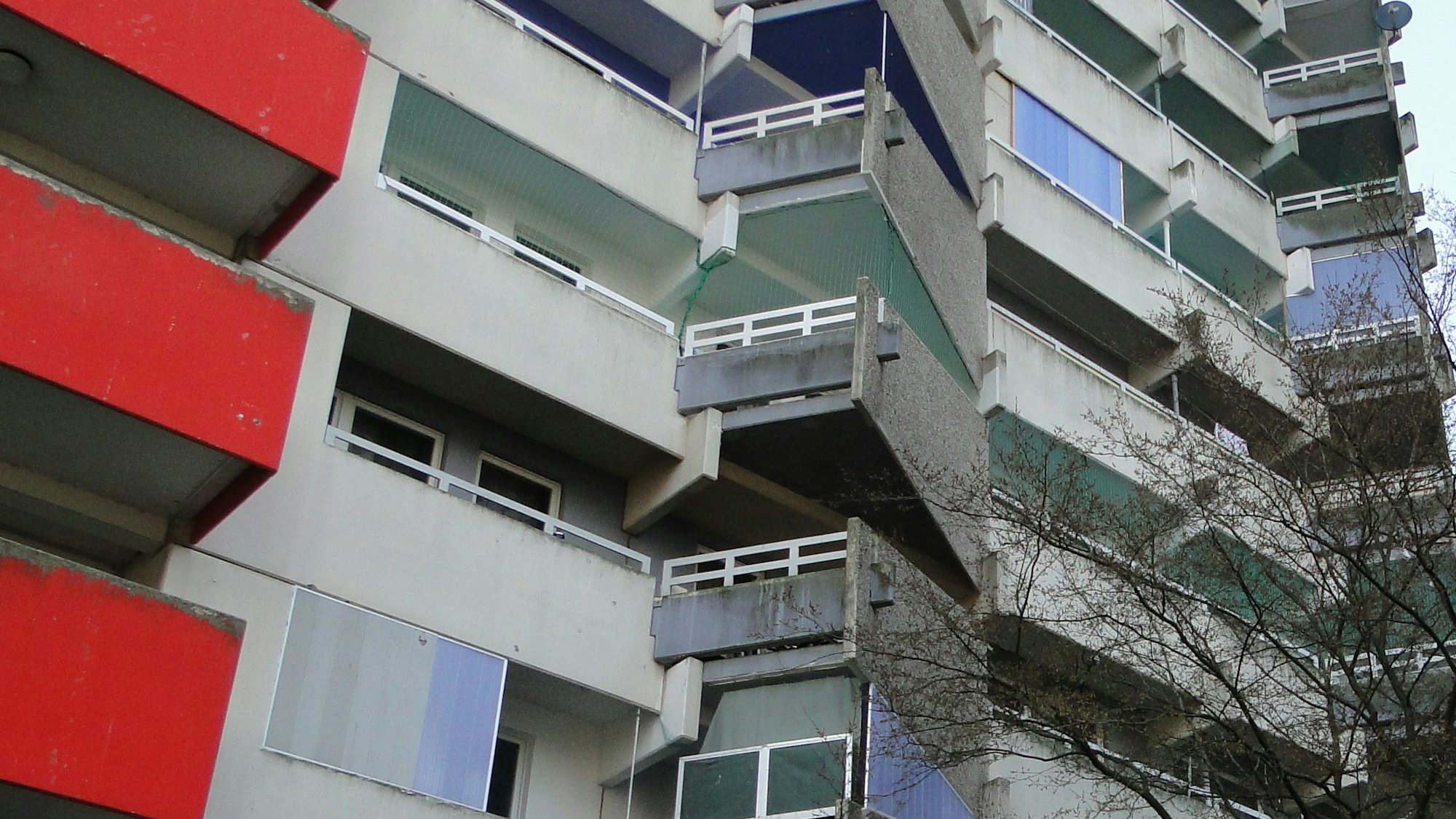 Graue Außenfassade eines Hochhausblocks