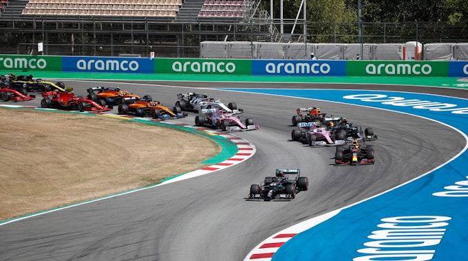 Lewis Hamilton aus Großbritannien vom Team Mercedes führt das Feld nach dem Start an.