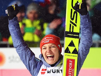 Skispringen - Großschanze: Katharina Althaus feiert Bronze bei der WM.