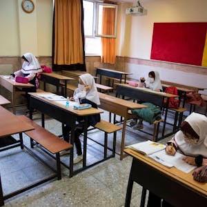 Schülerinnen sitzen im Iran in einem Klassenzimmer. (Archivbild)