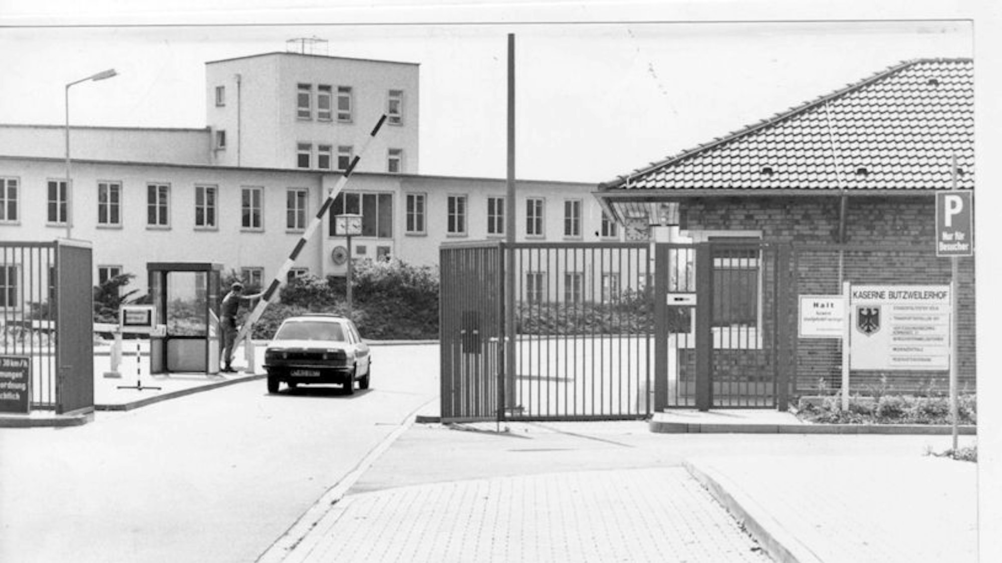 Ein Auto steht in der Einfahrt zur Kaserne Butzweilerhof in Ossendorf unter einer geöffneten Schranke.