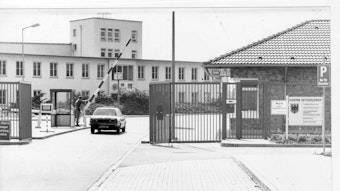 Ein Auto steht in der Einfahrt zur Kaserne Butzweilerhof in Ossendorf unter einer geöffneten Schranke.