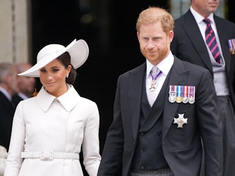 Meghan, Herzogin von Sussex, und Prinz Harry, Herzog von Sussex, verlassen nach der Dankes-Messe die St. Paul's Kathedrale in England.