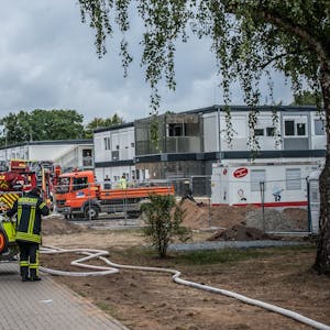 Die Feuerwehr steht vor der Container-Unterkunft in der Heinrich-Claes-Straße.