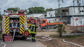 Die Feuerwehr steht vor der Container-Unterkunft in der Heinrich-Claes-Straße.