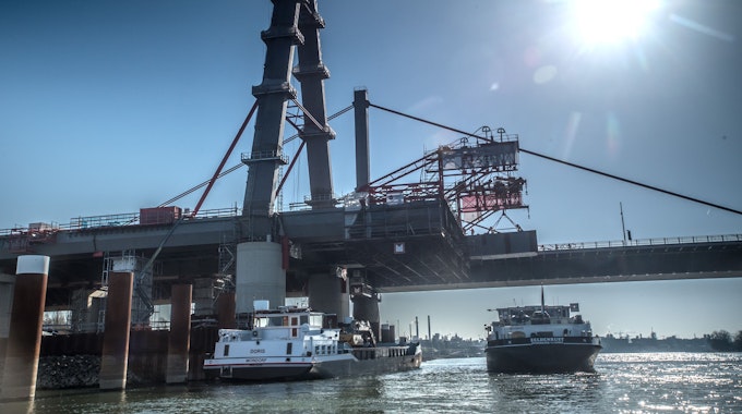 Freivorbau der Strombrücke: Stahlteile des Hohlkastens kommen mit dem Schiff und werden festgeschweißt. Foto: Ralf Krieger