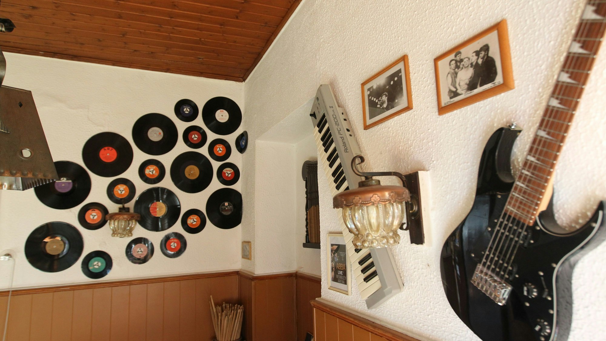 Instrumente, Schallplatten und jede Menge Bandplakate schmücken die Wände der Kneipe.