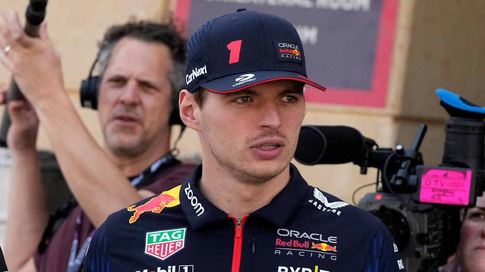 Max Verstappen, Red-Bull-Fahrer aus den Niederlanden kommt während eines Formel-1-Tests vor der Saison auf dem Bahrain International Circuit im Fahrerlager an.