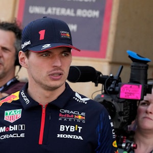 Max Verstappen, Red-Bull-Fahrer aus den Niederlanden kommt während eines Formel-1-Tests vor der Saison auf dem Bahrain International Circuit im Fahrerlager an.