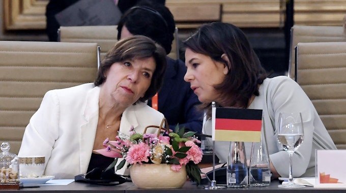 Bundesaußenministerin Annalena Baerbock (r., Grüne) spricht mit ihrer französischen Amtskollegin Catherine Colonna beim G20-Außenministertreffen in Neu-Delhi.