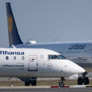 Eine Passagiermaschine der Lufthansa rollt auf dem Flughafen Frankfurt zu ihrer Startposition. Die Lufthansa stellt am 03.03. ihre Geschäftszahlen für das Jahr 2022 vor. Foto: Boris Roessler/dpa +++ dpa-Bildfunk +++