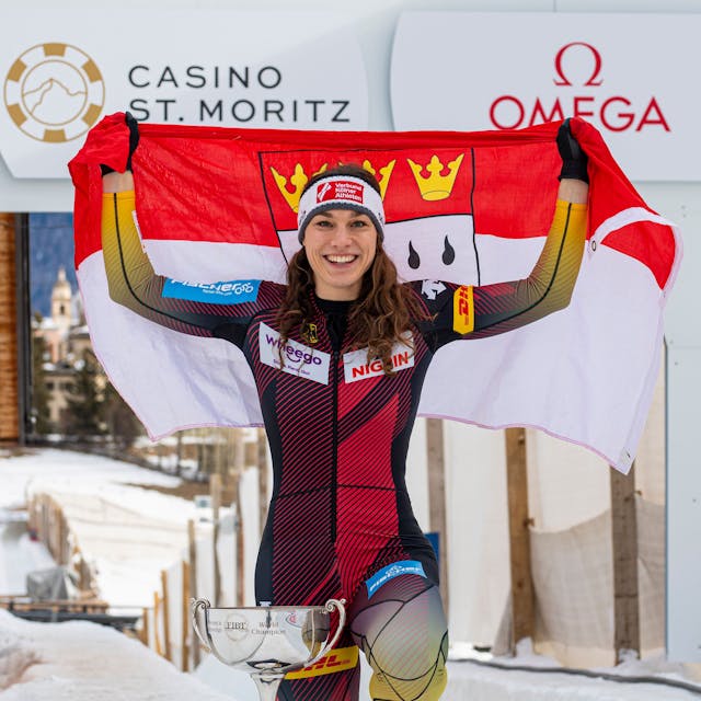 Leonie Fiebig, der WM-Pokal und die Kölner Fahne in St. Moritz