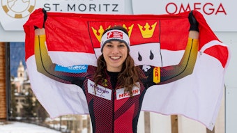 Leonie Fiebig, der WM-Pokal und die Kölner Fahne in St. Moritz