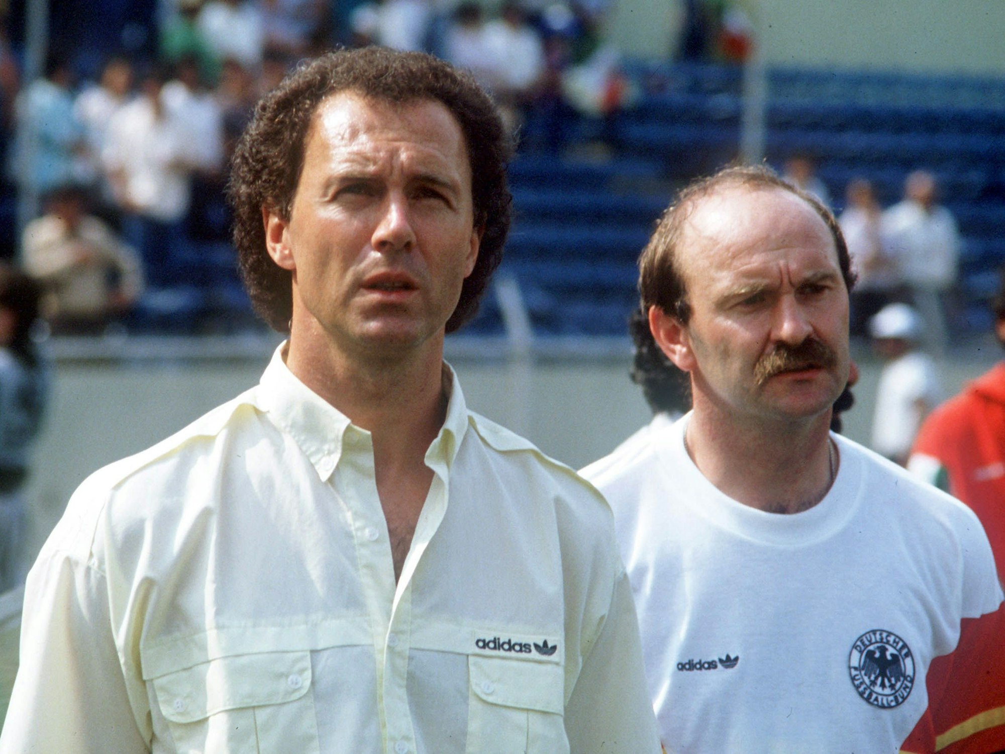 Der deutsche Teamchef Franz Beckenbauer und sein Assistent Horst Köppel im Universitäts-Stadion in Monterrey.