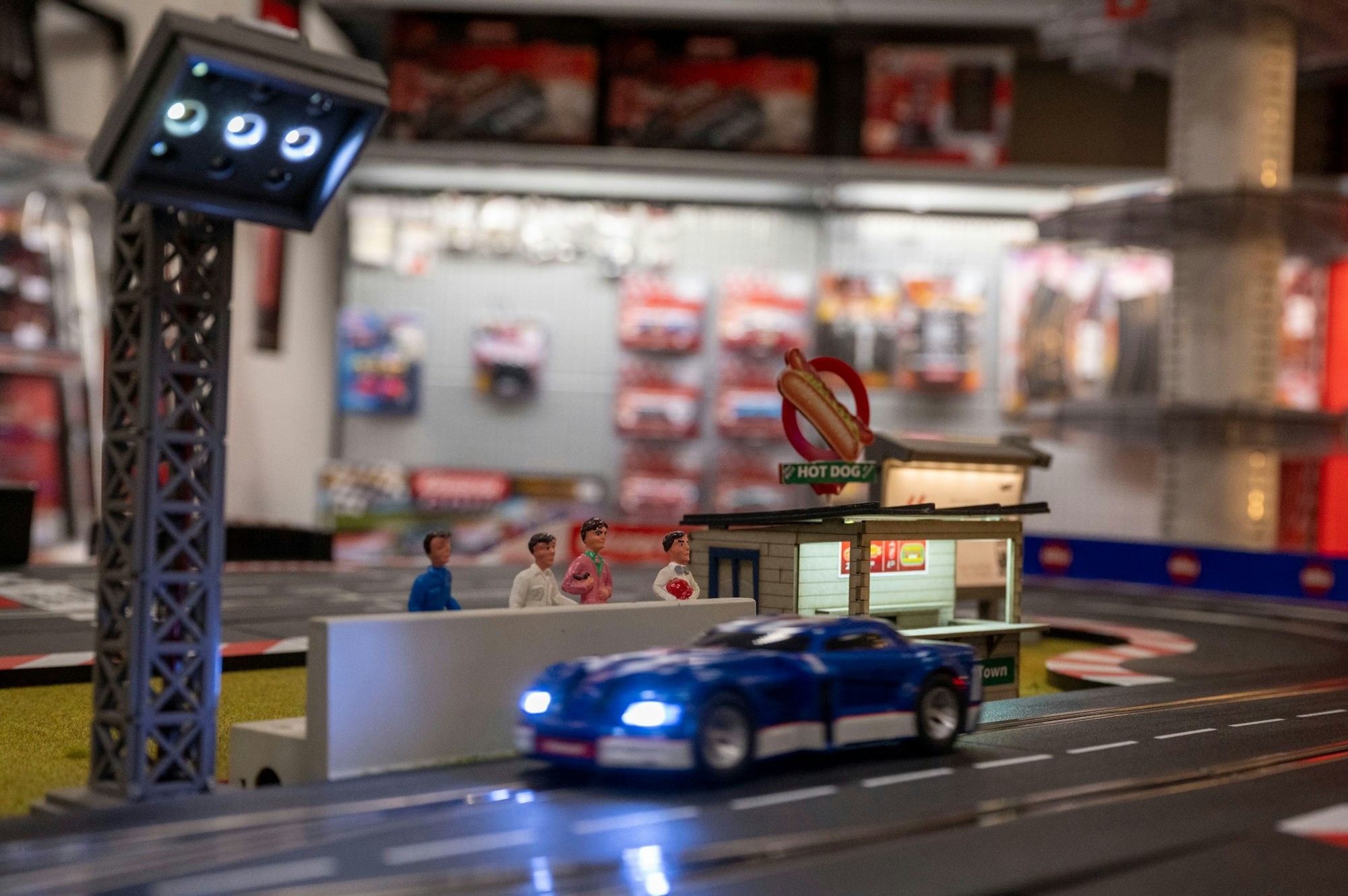 Scheinwerfer, Zuschauer, Hot-Dog-Stand: liebevolle Details an der Carrerabahn