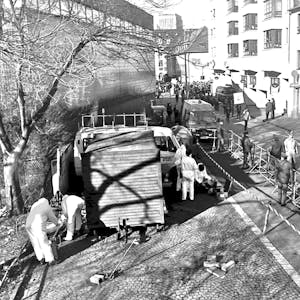 Ermittler der Spurensicherung im Februar 1988 am Tatort, vorbei ziehen die Schull- und Veedelszöch.