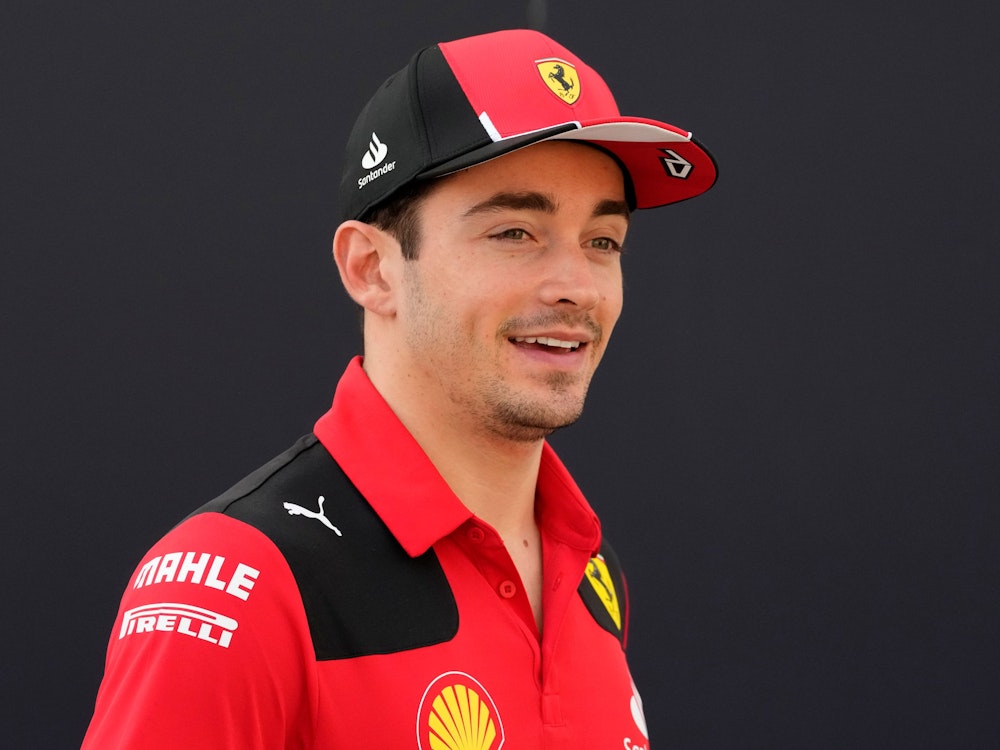 Charles Leclerc aus Monaco vom Team Ferrari kommt vor der Saison auf dem Bahrain International Circuit im Fahrerlager an.